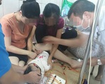 Bé gái 12 tháng liệt dây thần kinh ngoại biên do nằm điều hòa: BS khuyến cáo cách chăm sóc con an toàn