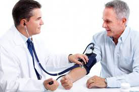 Bác sĩ hướng dẫn cách đơn giản đắp thuốc vào huyệt Dũng tuyền để giảm huyết áp tại nhà - Ảnh 1.