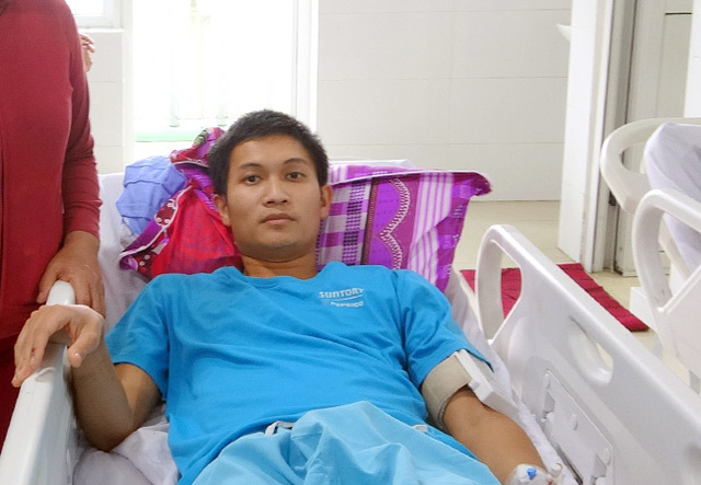 Cứu sống thanh niên ngưng tim trong lúc đá bóng - Ảnh 1.