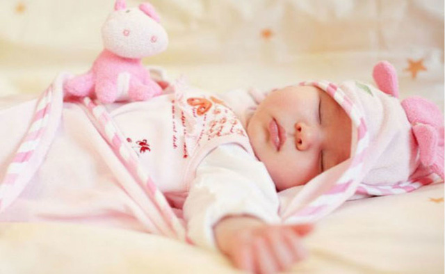 Sợ con lạnh, mẹ đắp chăn kín quá khiến con tím tái toàn thân, chuyên gia chỉ rõ rủi ro dễ khiến trẻ đột tử - Ảnh 3.