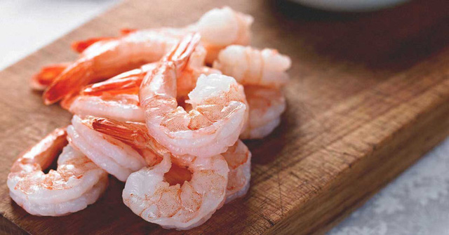 Tôm hay cá hồi bổ dưỡng hơn? 4 lưu ý cần nhớ khi ăn tôm và cá hồi - Ảnh 1.