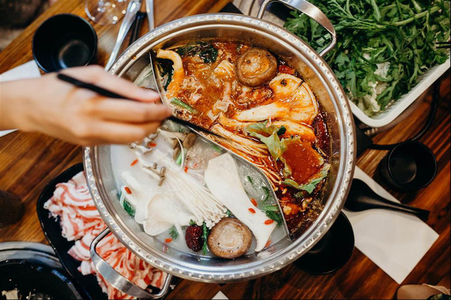 Ăn lẩu mùa lạnh nên tránh kết hợp với 5 loại rau này vì có thể hại tiêu hóa, gây ngộ độc, tổn thương cơ thể - Ảnh 1.
