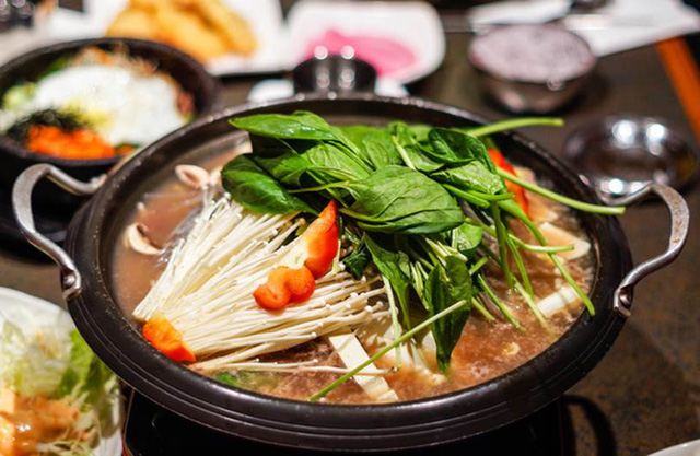 Ăn lẩu mùa lạnh nên tránh kết hợp với 5 loại rau này vì có thể hại tiêu hóa, gây ngộ độc, tổn thương cơ thể - Ảnh 3.