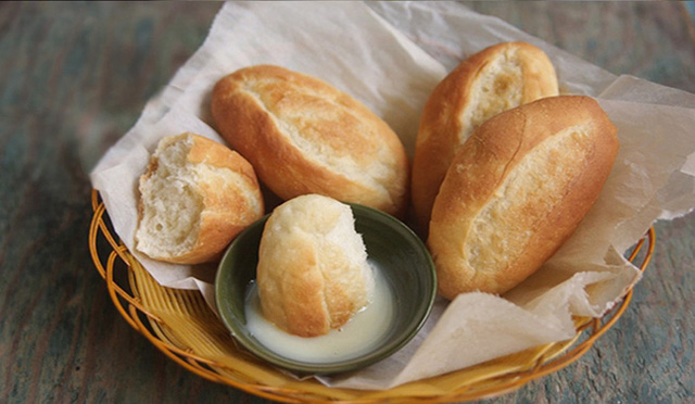 Bánh mì chấm sữa - Món ăn sáng của người Việt đang gây sốt cộng đồng quốc tế: Ăn thế nào mới thực sự đạt chuẩn? - Ảnh 1.
