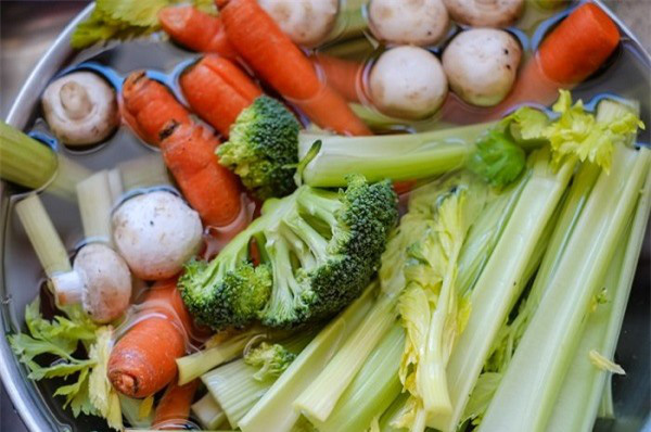 Những kiểu ăn rau tưởng ngon bổ nhưng lại độc hại vô cùng - Ảnh 3.