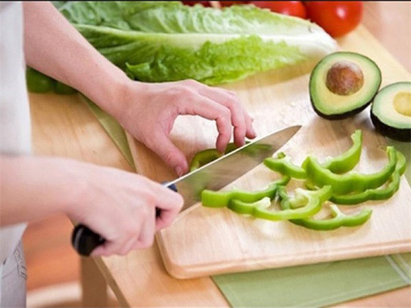 Những kiểu ăn rau tưởng ngon bổ nhưng lại độc hại vô cùng - Ảnh 1.