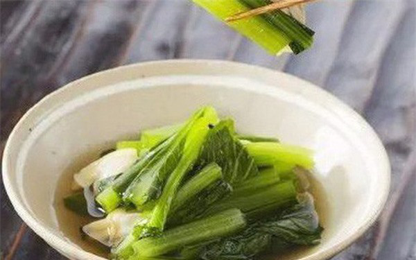 Những kiểu ăn rau tưởng ngon bổ nhưng lại độc hại vô cùng - Ảnh 2.