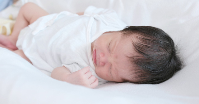 Con mới sinh quấy khóc: Nỗi lo âu xen lẫn ám ảnh của các bà mẹ - Ảnh 2.