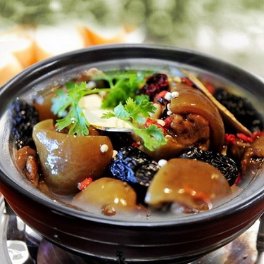 Móng giò lợn hầm quy táo tác dụng bổ máu, làm da tươi nhuận.
