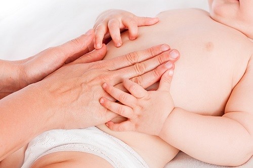 Xoa bụng giúp chữa táo bón cho trẻ.