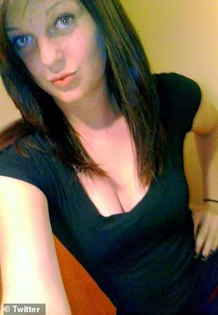Người mẫu webcam gặp tai nạn hy hữu - tự bắn... vùng kín! - 1