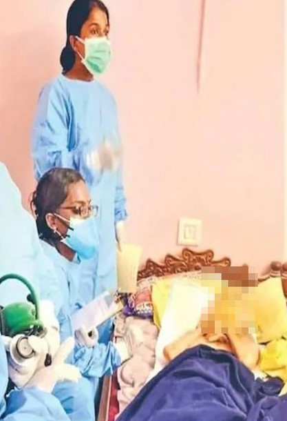 Nghe tiếng kêu cứu trong phòng, cảnh sát đập cửa xông vào thì phát hiện cảnh tượng kinh hoàng trên giường ngủ