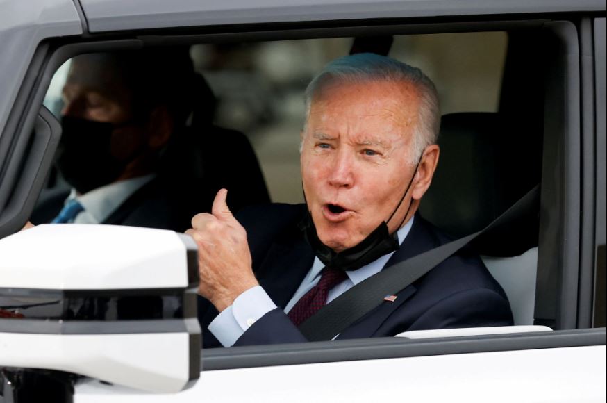 Video: Tổng thống Mỹ Biden lái thử xe Hummer điện 1.000 mã lực, thể hiện màn tăng tốc ấn tượng