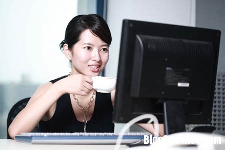 may tinh1 Bảo vệ làn da trước tác hại máy vi tính