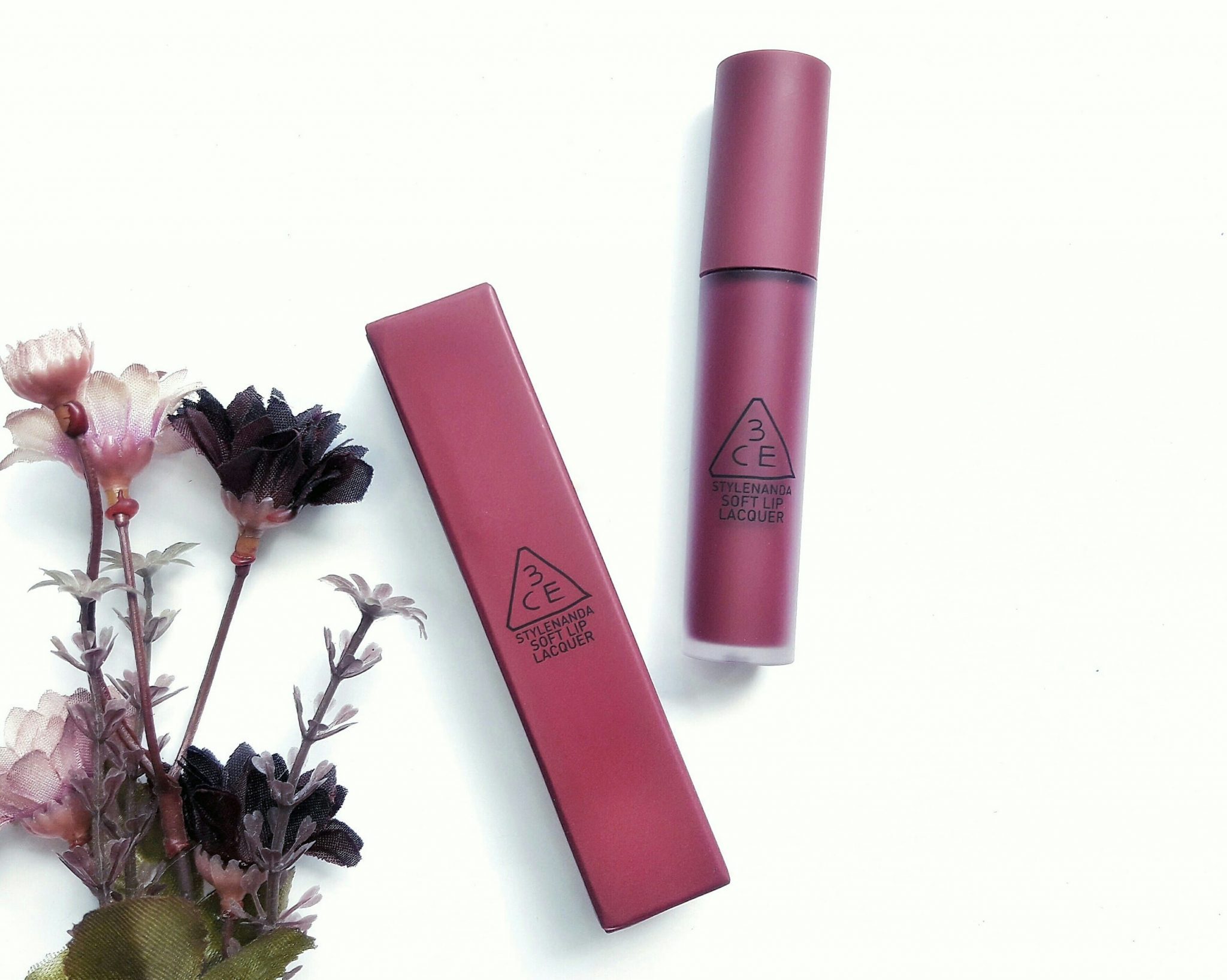 Vỏ ngoài thiết kế sang chảnh của 3CE Soft Lip Lacquer