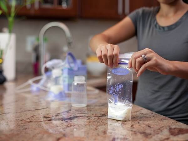 Những sai lầm mẹ cần tránh khi rã đông sữa mẹ