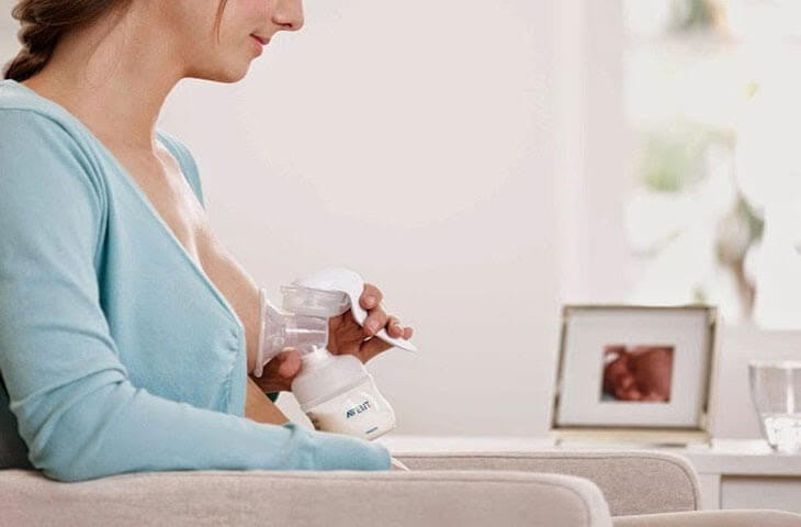Cách vắt/hút sữa mẹ bằng máy vắt tay