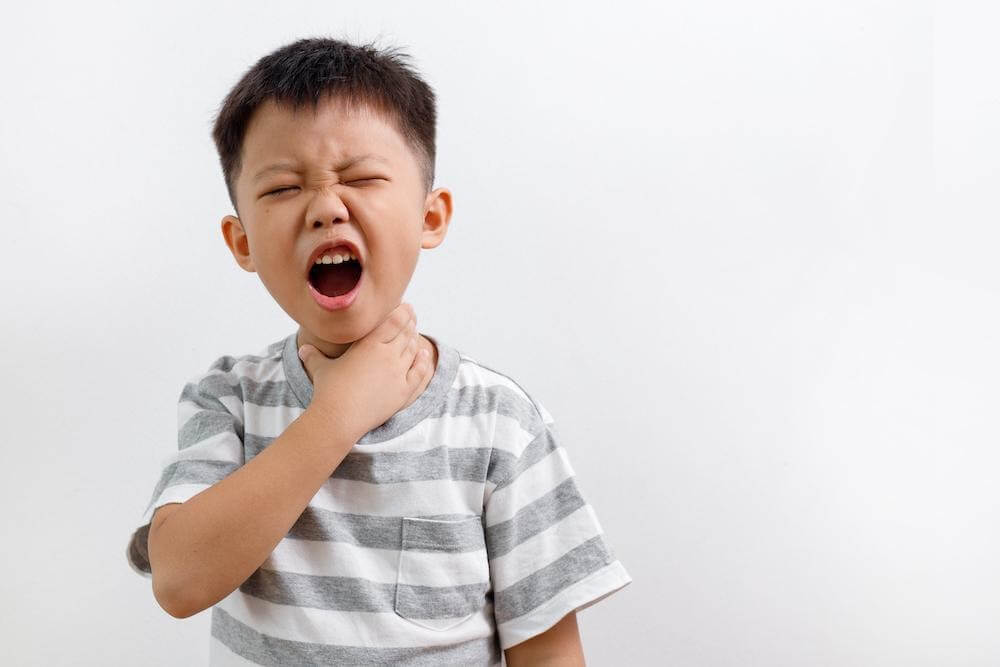 trẻ đau họng không chịu ăn