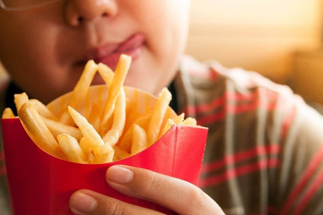 Hạn chế cho trẻ ăn đồ ngọt, thức ăn nhanh và nước uống có ga