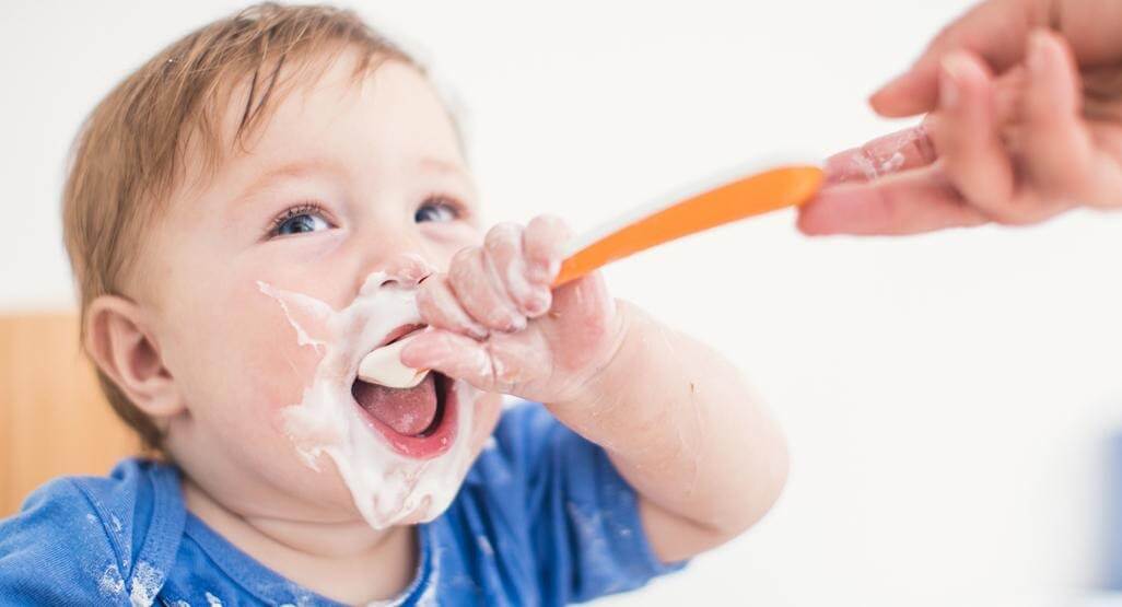 Với trẻ hiếu động, đòi tự ăn