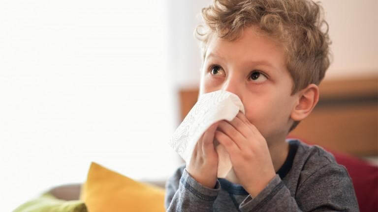 Ho, sốt, đau họng có thể là nguyên nhân khiến trẻ không chịu ăn