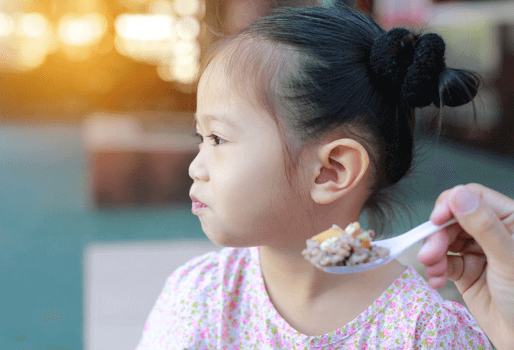 trẻ không chịu ăn gì cả
