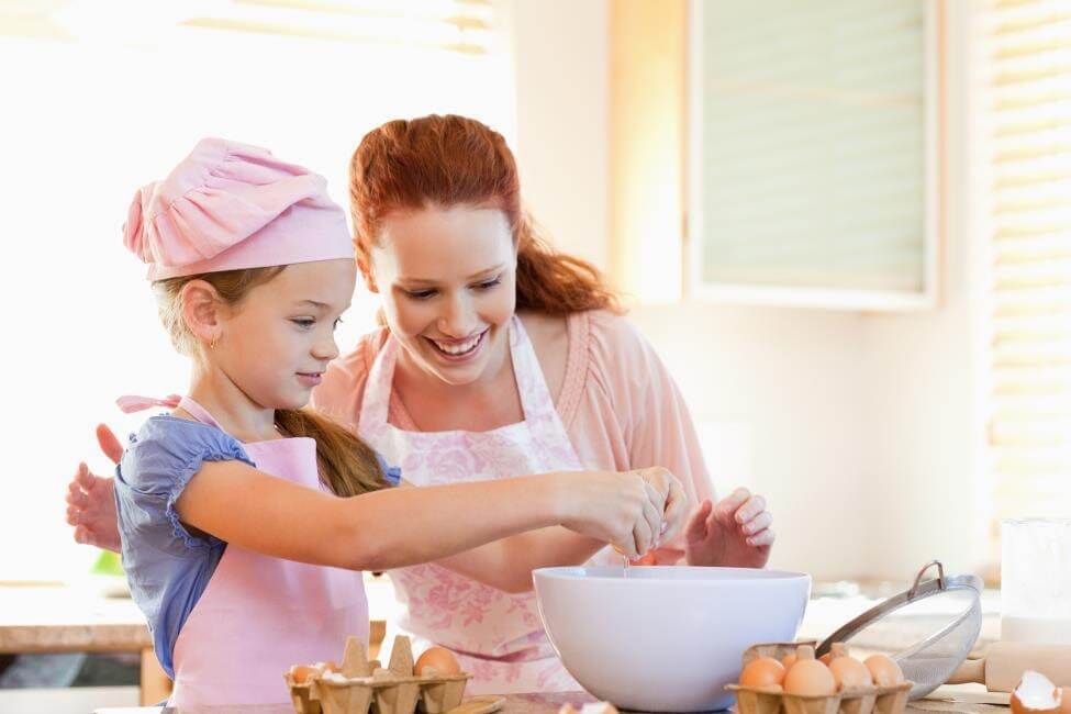 Cho bé nấu ăn cùng mẹ giúp bé có hứng thú với rau củ hơn