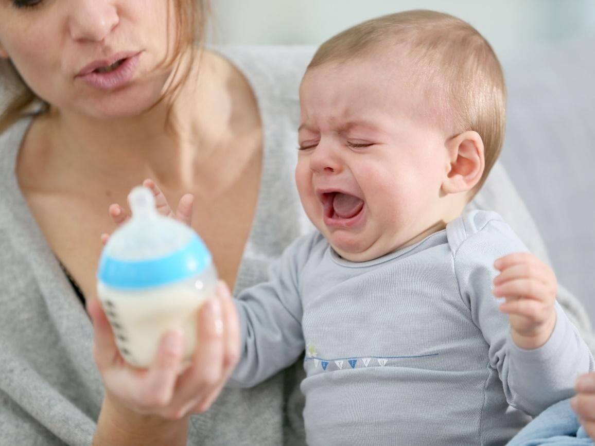 Ép trẻ bú hoặc ăn khi đang khóc rất dễ khiến trẻ bị nghẹn, sặc