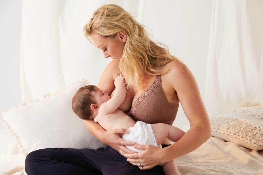 Trẻ bỏ bú mẹ chỉ bú bình có được không?