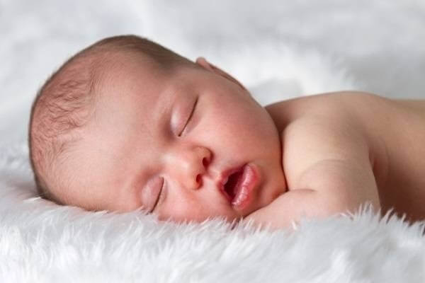 trẻ sơ sinh biếng ăn ngủ nhiều
