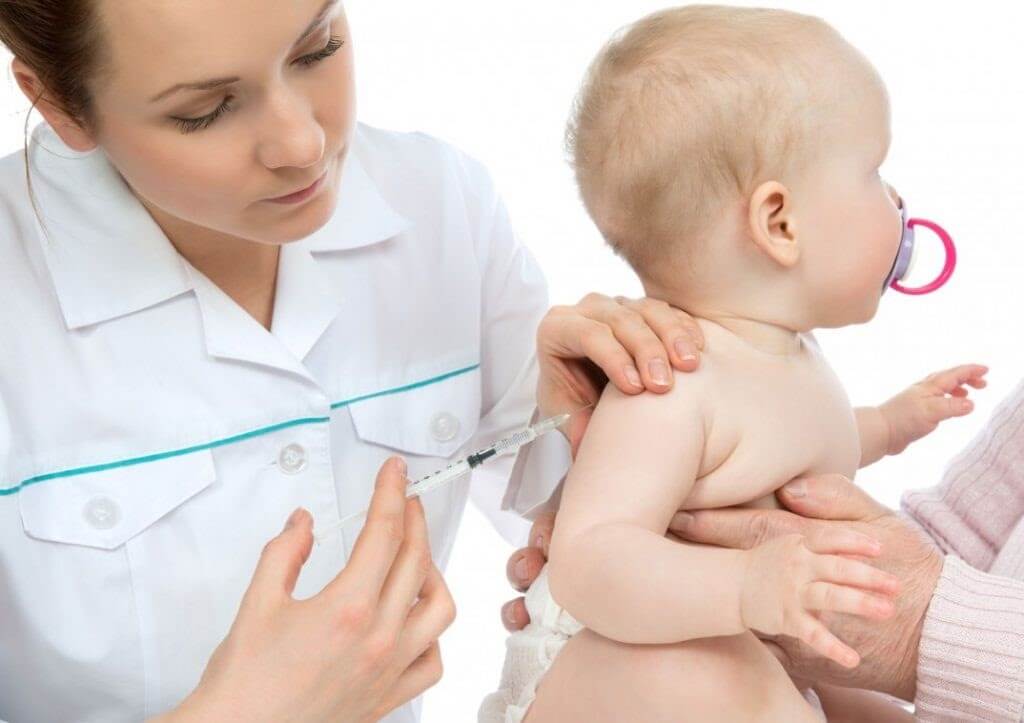 Trẻ 2 tháng tuổi biếng ăn ngủ nhiều có thể là di tiêm phòng