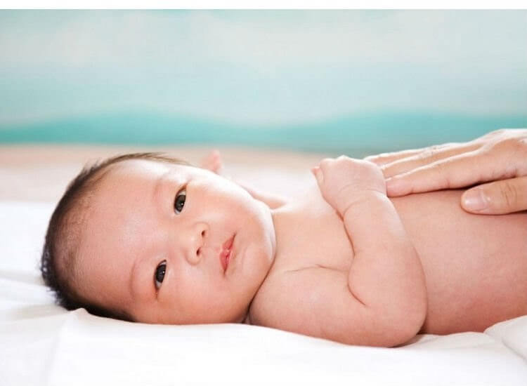 Cởi bỏ khăn quấn để đánh thức bé