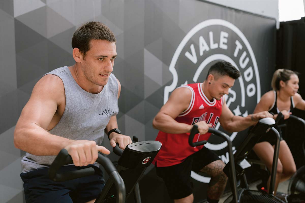 vale tudo super saturday session group working out on crosstrainers