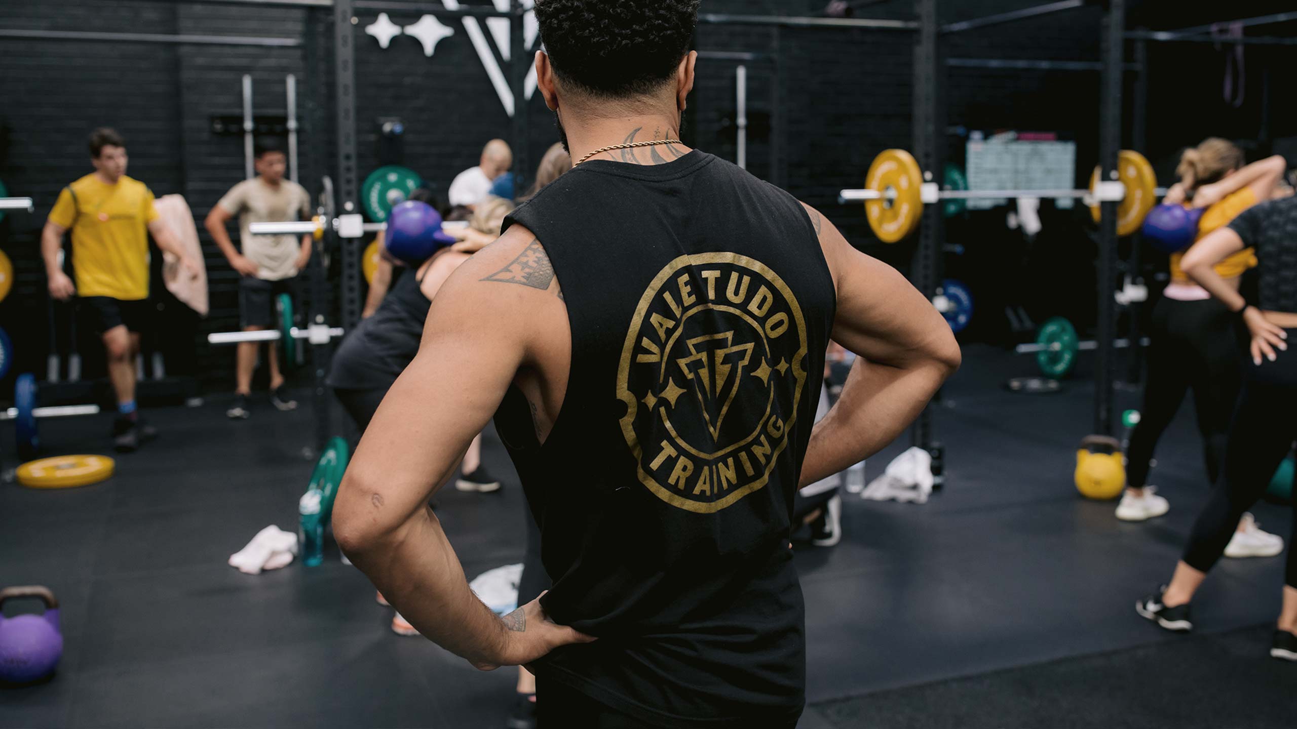 vale tudo trainer guiding member on exercise routine