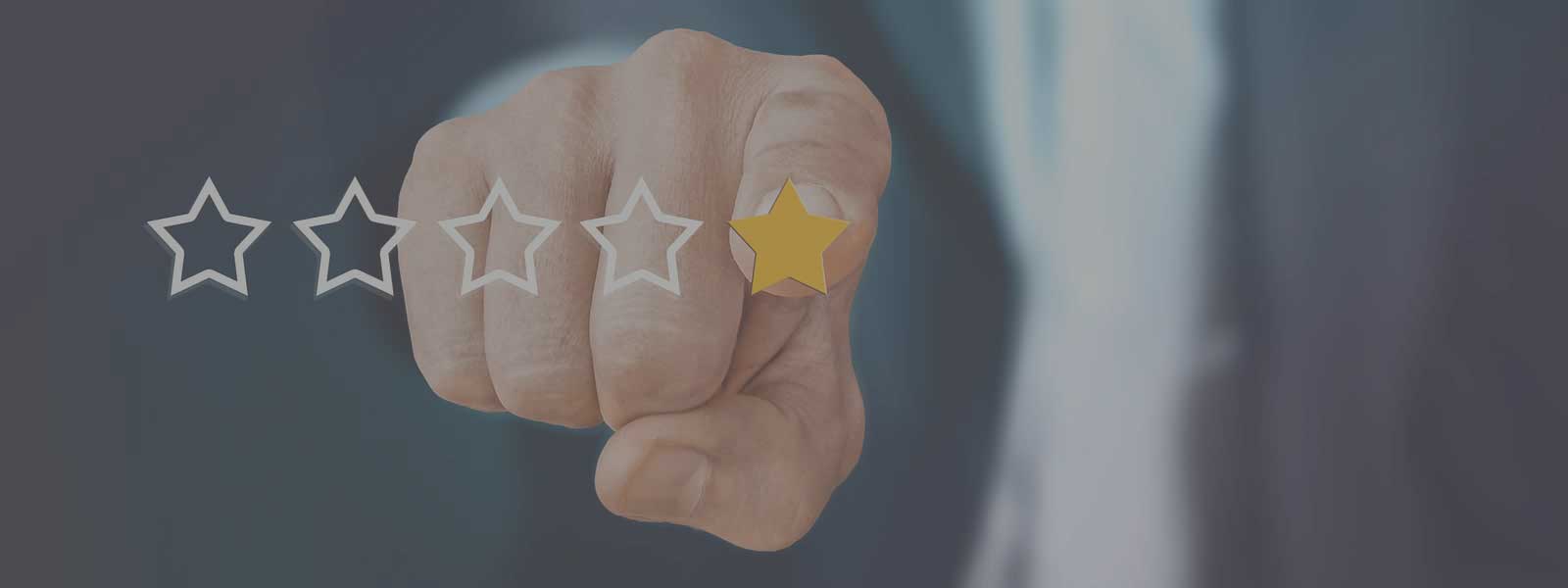 vinger die naar een review sterretje wijst