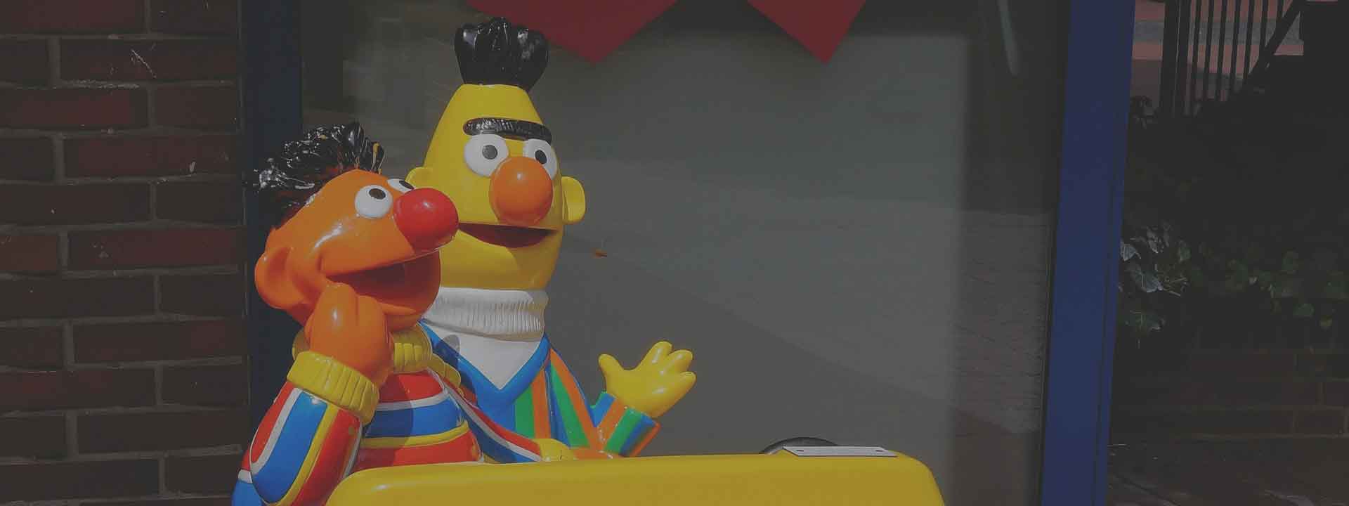 De sesamstraat figuren Erny en Bert