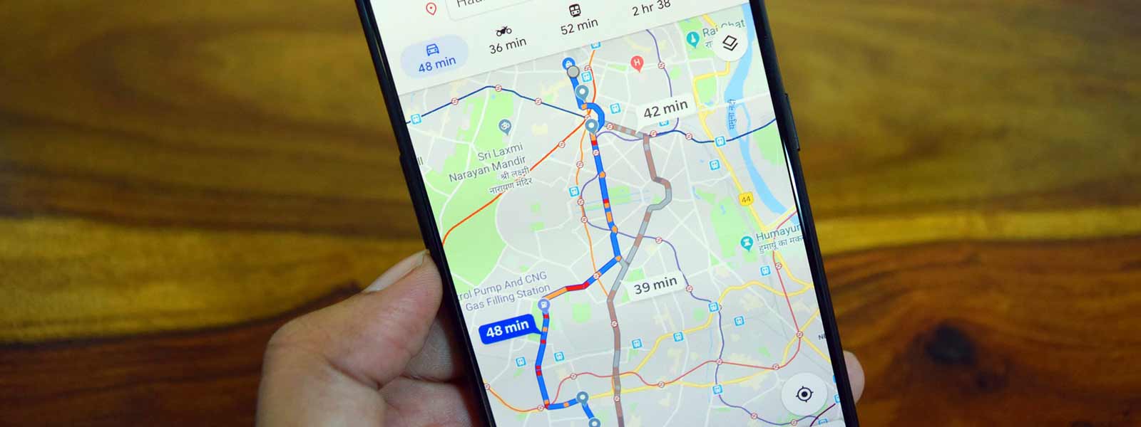 mobiele telefoon met routeplanner op het scherm