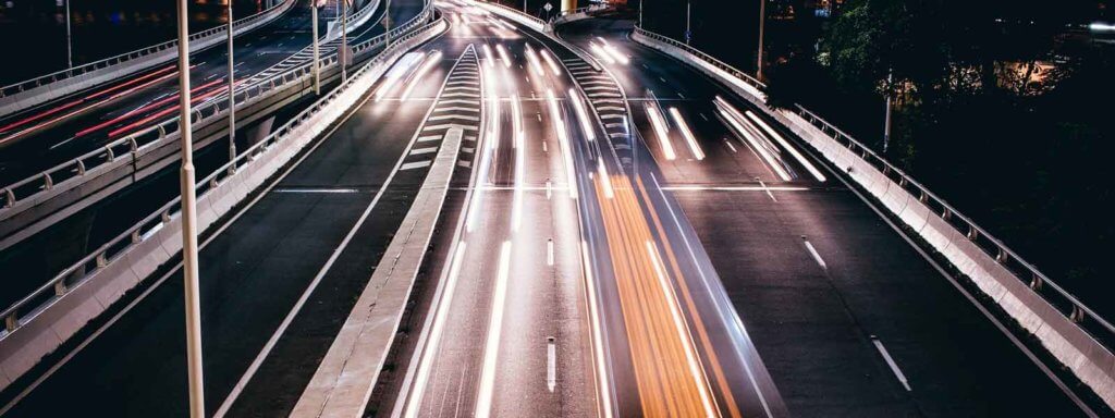 foto van een snelweg in de nacht