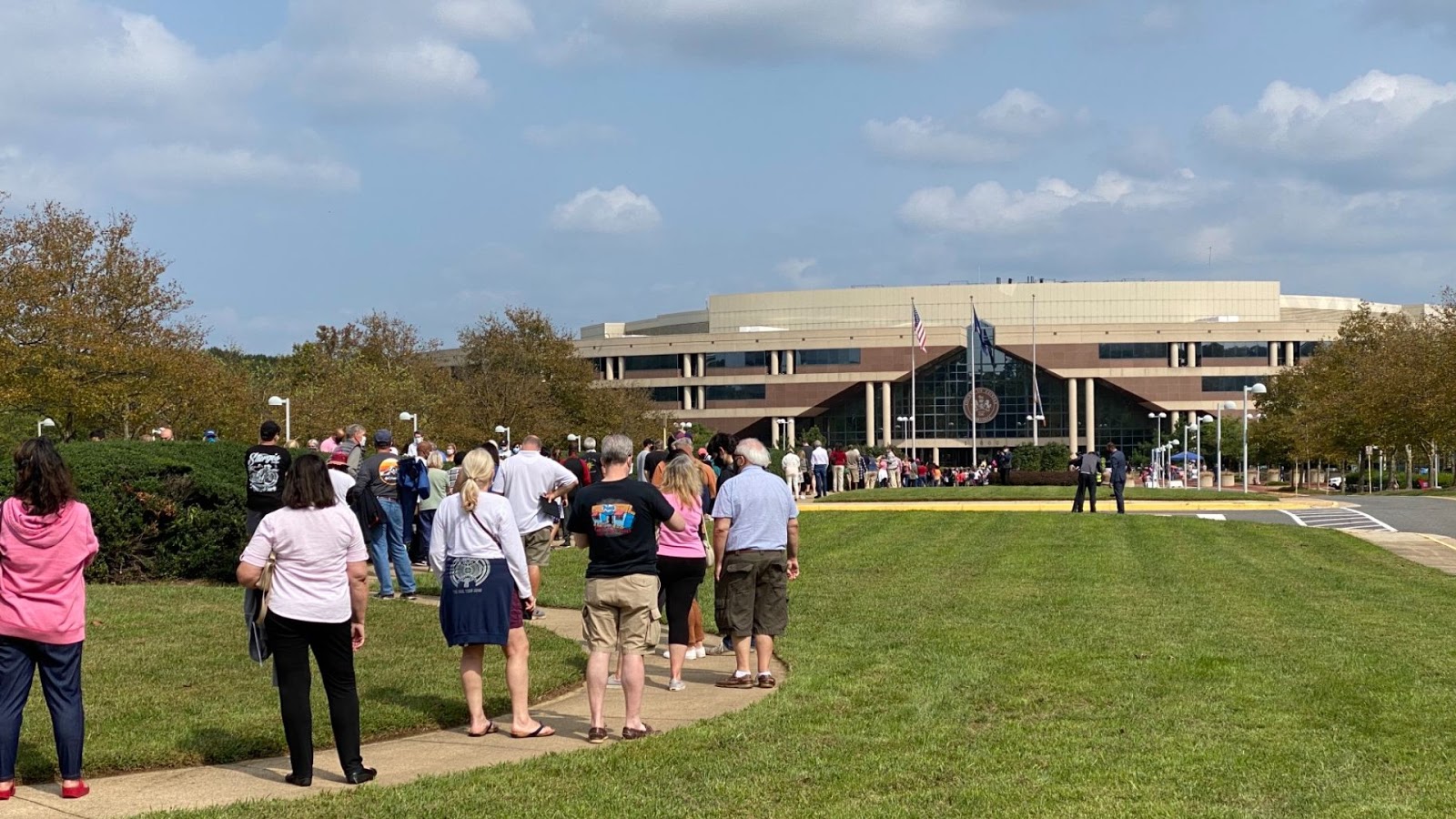 Residents are standing in line to vote in Fairfax County, Virginia, September 2020.
