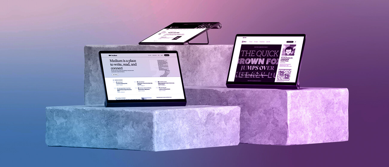 3 Tablets stehen auf Steinblöcken und zeigen Webdesign Screenshots.