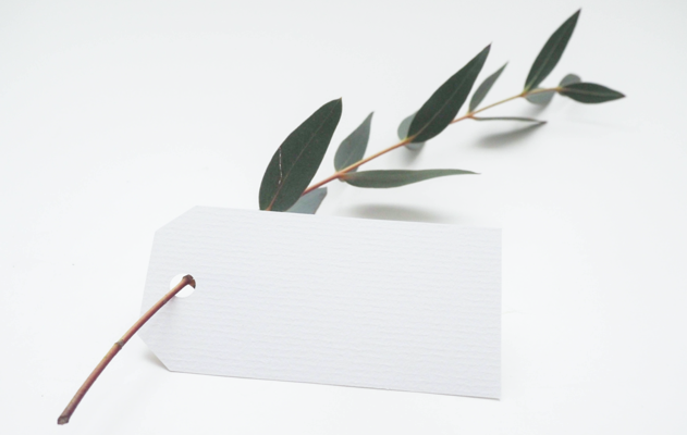 Etiquette blanche avec une feuille au travers