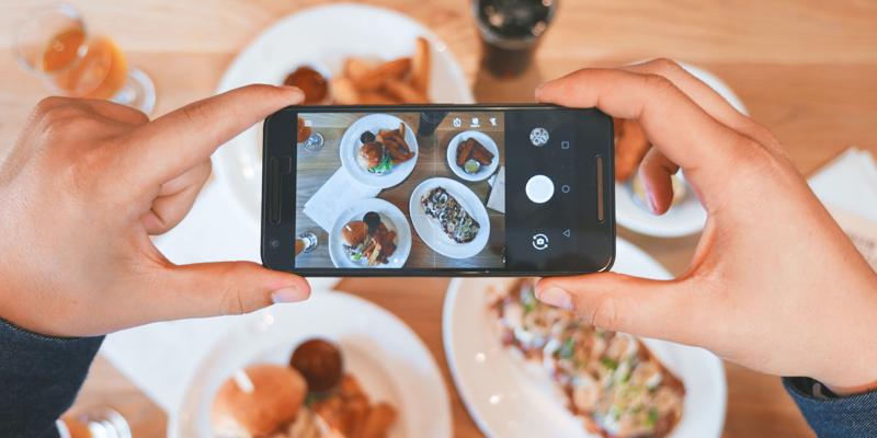 Smartphone prenant en photo un repas