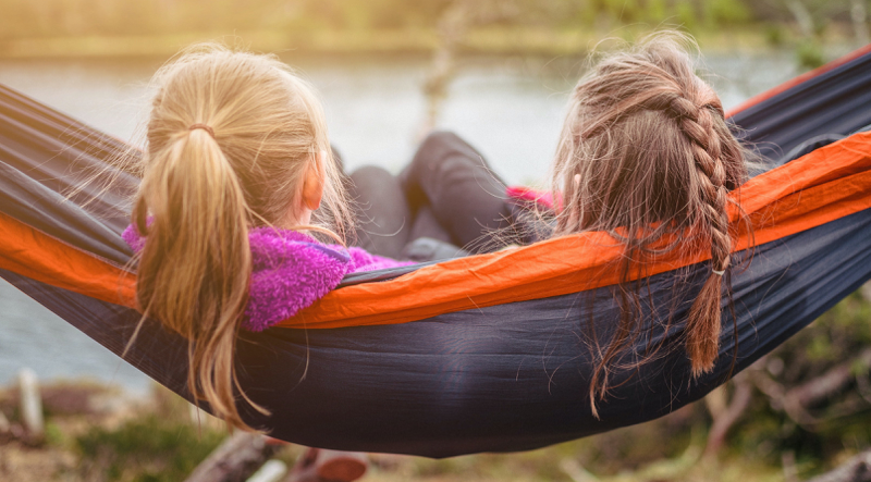 2 amis qui se pose pour faire une pause