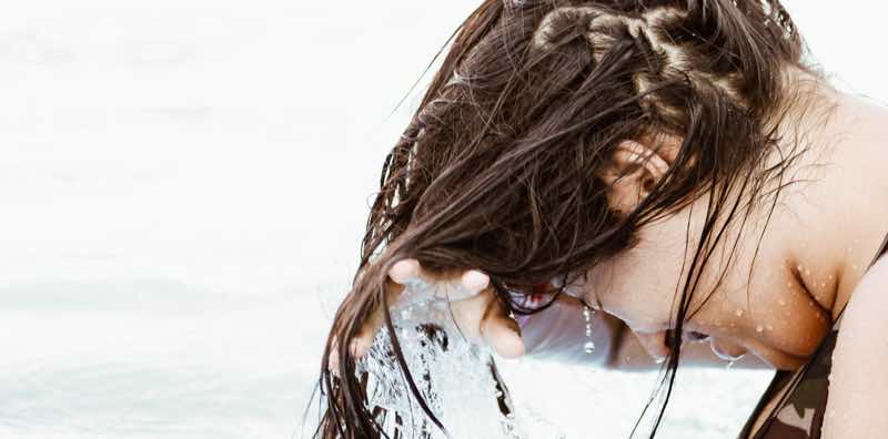 Femme se lavant les cheveux à l'eau
