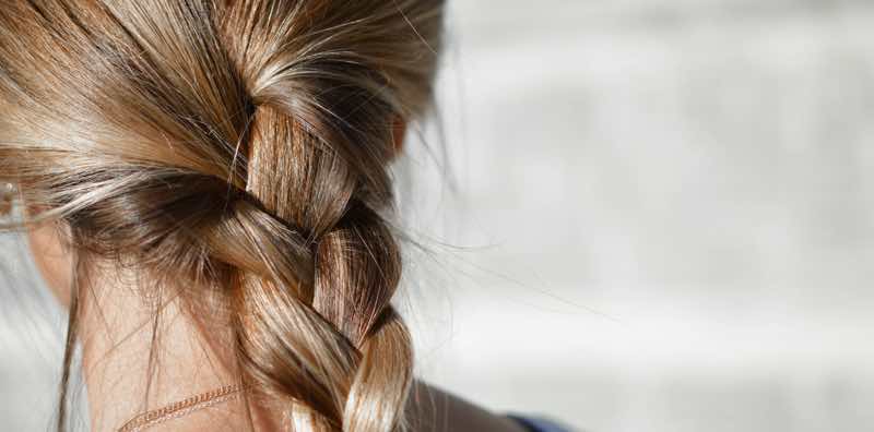 Femme portant une tresse