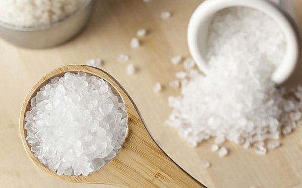 muối hột trị mụn nước ngứa ở tay chân