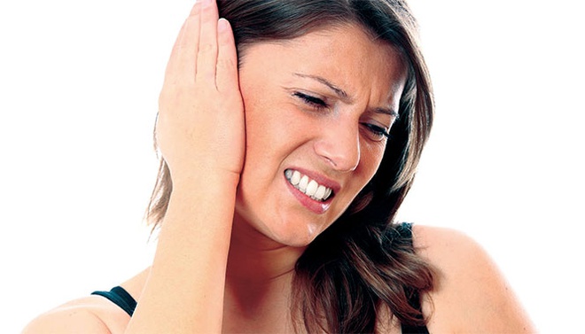 Đau tai trái phải khi nuốt nước bọt