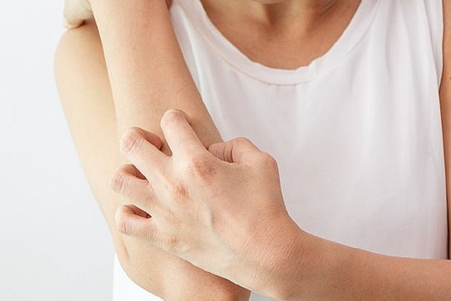 ngứa da toàn thân về đêm do thời tiết