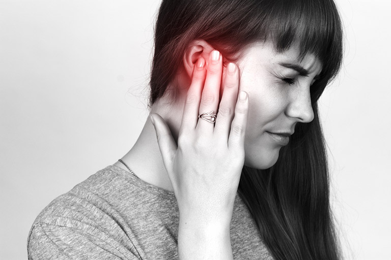 Nổi mụn nước ở vành tai do viêm da tiếp xúc