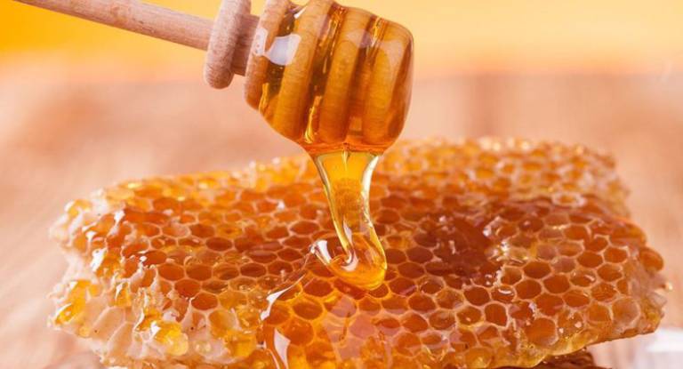 thổi sáp ong chữa viêm tai giữa